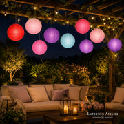 Bunte Papierlampions 25 cm als Partydeko mit Lichtstimmung im Garten