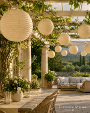 Beige Papierlampions 5er Set als elegante Terrassendeko unter einer begrünten Pergola