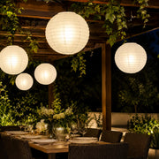  Weisse Papierlampions 25 cm mit sanfter Lichtstimmung im Garten