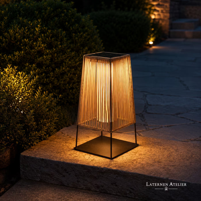 Solar-Rattanlaterne IP65 im Garten bei Nacht mit warmweißem Licht