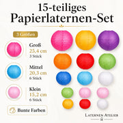 Bunte Papierlampions zwischen Bäumen aufgehängt für eine Gartenparty am Abend