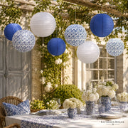 Studioaufnahme des 12-teiligen Papierlaternen-Sets in Blau, Weiß und blau-weißem Muster mit Größenübersicht