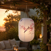 Japanische Solar-Hängelaterne Vögel & Kirschblüte an einer Pergola im Sonnenuntergang
