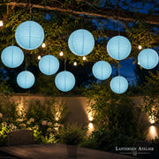 Himmelblaue Papierlampions 25 cm als Gartendeko bei Abendlicht