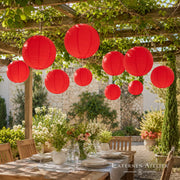 Rote Papierlampions 25 cm als festliche Tischdeko im Garten