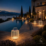 Weiße Solar-Laterne mit warmem Licht am Pool, Garten und Terrasse