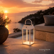 Akku-Solar-Laterne mit dekorativem Licht auf Terrasse bei Sonnenuntergang