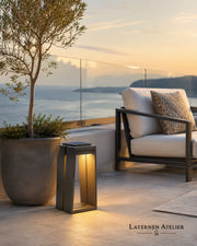 Edelstahl Laterne Outdoor mit Solarlicht neben einem Sitzbereich auf einer Terrasse