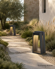 Edelstahl Laterne Outdoor mit warmem Licht entlang eines modernen Gartenwegs
