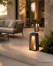 Edelstahl Laterne Outdoor mit warmem LED-Licht neben einer Outdoor-Lounge auf der Terrasse