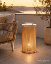 Garten Solar Laterne mit warmer LED-Beleuchtung neben Outdoor-Möbeln auf einer Terrasse