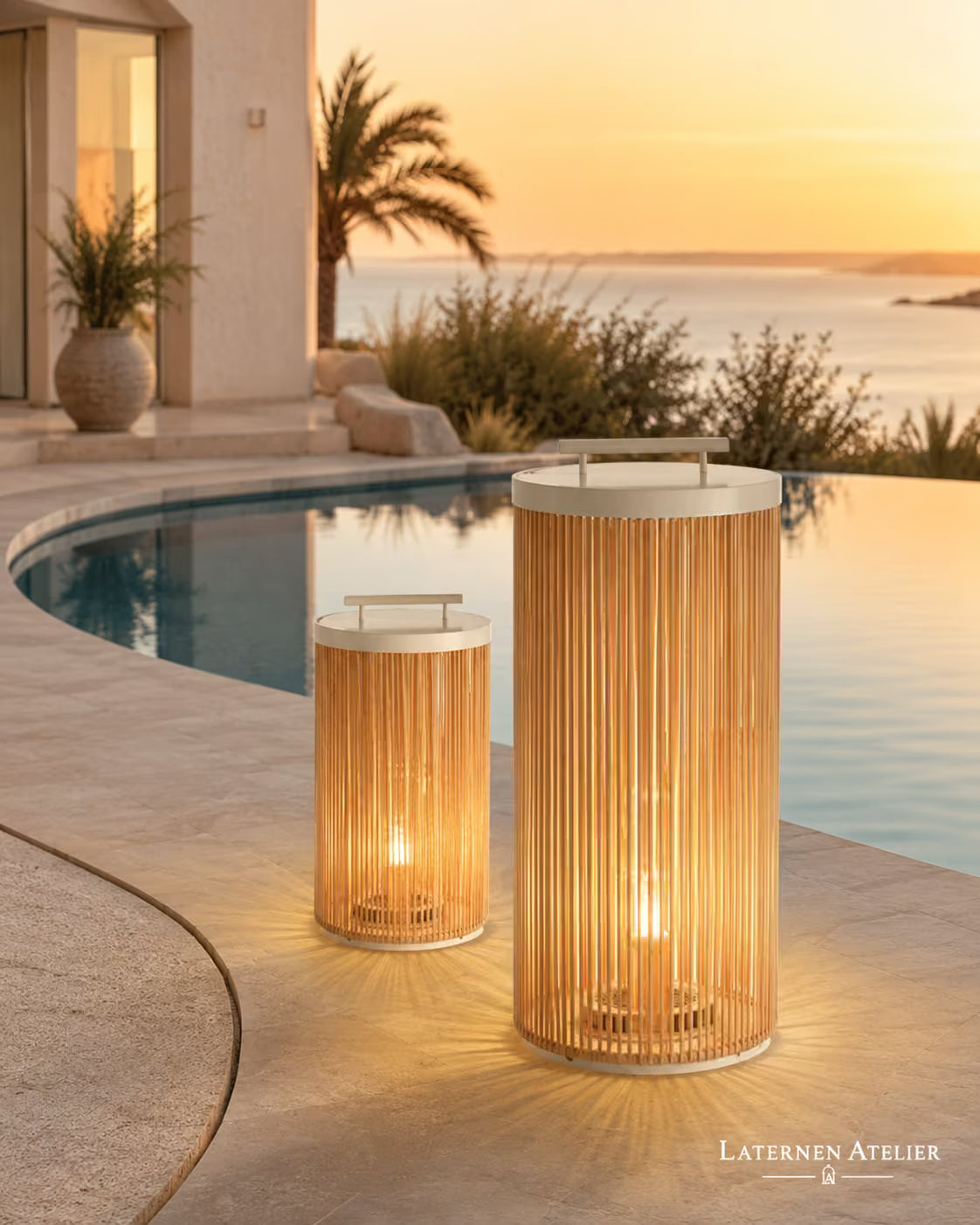 Garten Solar Laterne mit warmem Licht auf einer modernen Terrasse am Pool