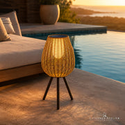 Große Solar-Laterne Outdoor mit warmem LED-Licht auf einer modernen Terrasse am Pool