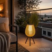Große Solar-Laterne Outdoor mit warmem Licht neben einer Outdoor-Lounge auf dem Balkon