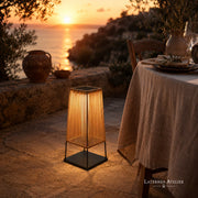 Große Solar-Rattanlaterne mit Rattan-Optik auf einer Terrasse bei Sonnenuntergang