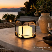 Große Solar-Laterne aus Edelstahl auf Terrasse mit dekorativem warmem Licht