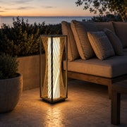 Große Solar-Rattanlaterne mit PE-Rattan-Optik auf einer Terrasse