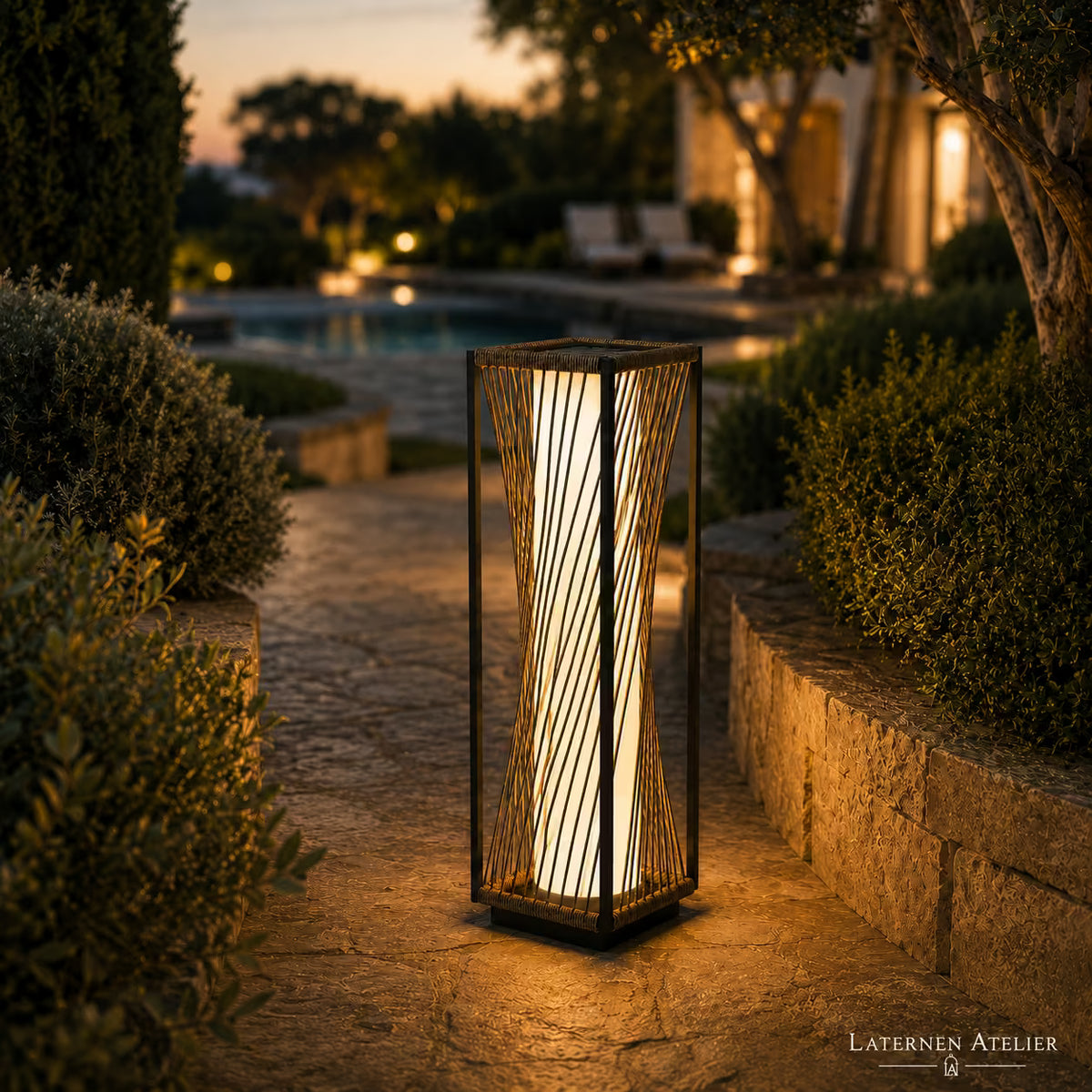 Große Solar-Rattanlaterne mit warmweißem Licht für Garten und Terrasse
