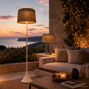 Große Solar-Stehlaterne mit warmem Licht für Terrasse und Outdoor-Lounge