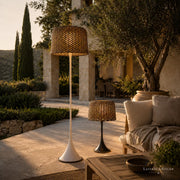 Große Solar-Stehlaterne mit Rattan-Optik im Garten bei Abendlicht