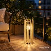 Hängende Solar-Bambuslaterne mit warmem LED-Licht auf einem Balkon neben einer Outdoor-Lounge