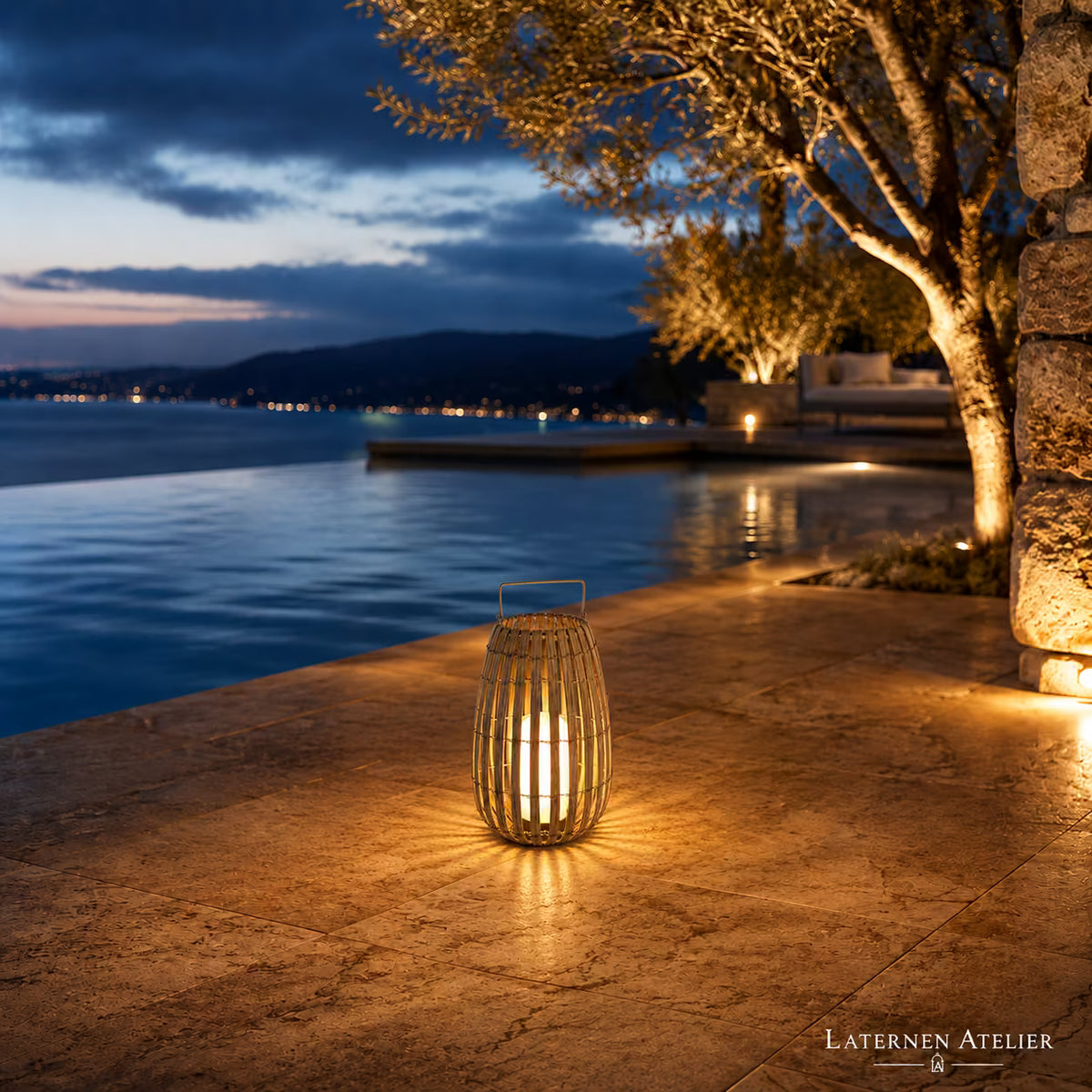 Helle Solar-Rattanlaterne mit warmweißem Licht für Garten und Terrasse