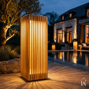 Solar-Holzlaterne mit warmem Licht an Pool, Terrasse und Garten