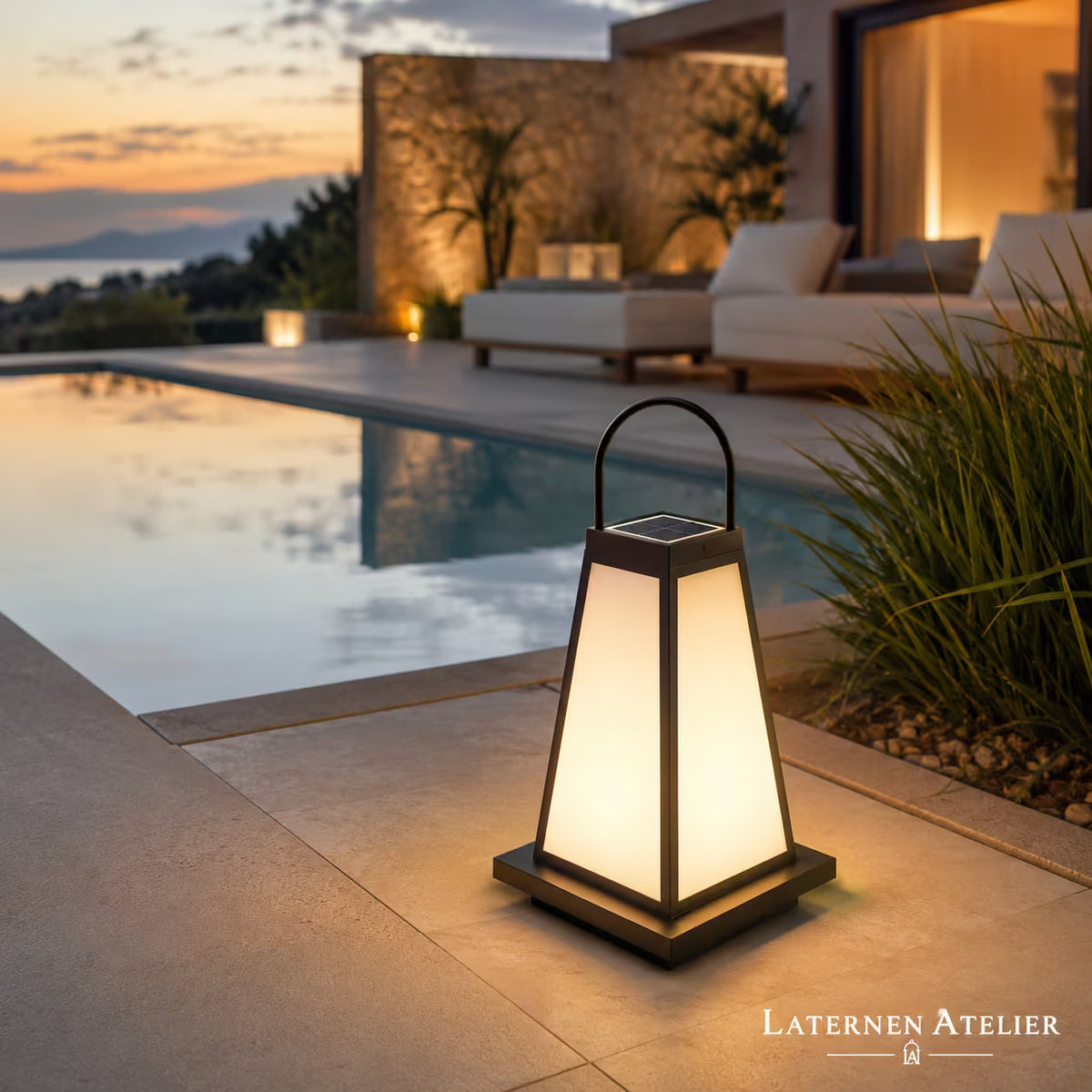 Japan Garten Laterne Solar mit warmem Licht auf einer modernen Terrasse am Pool