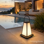 Japan Garten Laterne Solar mit warmem Licht auf einer modernen Terrasse am Pool
