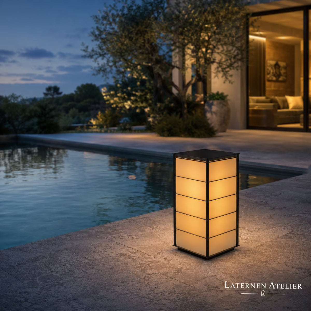 Japanische Solar-Laterne mit warmem Licht auf einer modernen Terrasse am Pool
