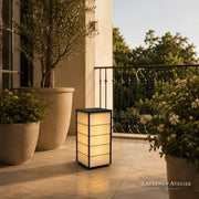 Japanische Solar-Laterne auf einem Balkon mit Pflanzen und warmem LED-Licht