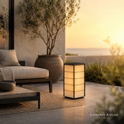 Japanische Solar-Laterne für Garten und Terrasse mit warmem Licht neben Outdoor-Möbeln