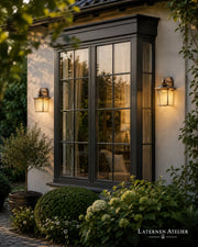 Kupfer-Wandlaterne mit strukturiertem Glasschirm an einer Fassade mit Gartenbereich