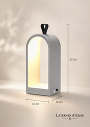 Weiße Metalllaterne mit 33 cm Höhe, 12 cm Breite und 14 cm Tiefe