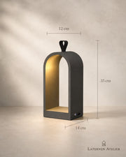 Schwarze Metalllaterne mit 33 cm Höhe, 12 cm Breite und 14 cm Tiefe