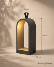 Schwarze Metalllaterne mit 45 cm Höhe, 16 cm Breite und 18 cm Tiefe
