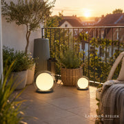 Laterne Outdoor wetterfest mit Solarlicht auf einem Balkon bei Sonnenuntergang