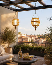 Hängende Solar-Laterne mit warmem Licht auf einem Balkon mit Sitzbereich und Ausblick