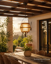 Laterne hängend mit Solarlicht über einem Esstisch auf einer überdachten Terrasse