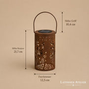 Maße der kleinen Solar-Laterne in Rost-Optik mit 21,7 cm Körperhöhe und 12,5 cm Durchmesser