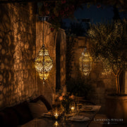 Marokkanische Solar-Gartenlaterne aus Eisen mit orientalischem Lichtmuster im Innenhof