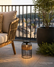 Mini Laterne Solar mit warmem Licht auf einem Balkon neben Pflanzen und Sitzbereich