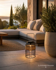 Mini Laterne Solar mit dekorativem Licht neben einer Outdoor-Lounge auf der Terrasse