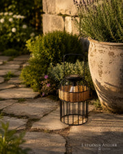 Mini Laterne Solar mit dekorativer Gitterstruktur auf einem Gartenweg neben Pflanzen