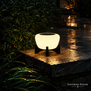 Solar-Pfeilerlaterne mit klarem LED-Licht auf Gartenmauer im Außenbereich