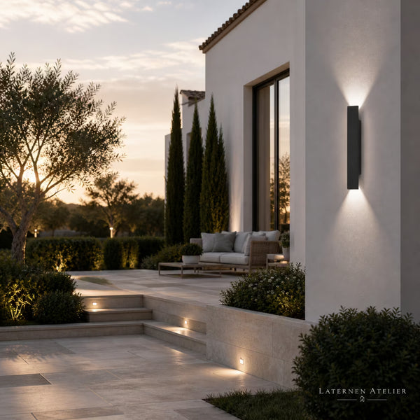 Schwarze Außenlampe im Laternenstil für Wand & Terrasse
