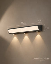 Moderne Solar-Wandlaterne außen mit 40 cm Länge, 9 cm Tiefe und 7 cm Höhe