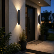Schwarze Außenlampe aus Aluminium mit Licht nach oben und unten für Terrasse und Eingangsbereich