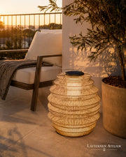Outdoor Lampion Solar als dekorative Beleuchtung neben Pflanzen auf einer Terrasse