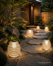Mehrere Outdoor Solar Lampions mit warmem Licht entlang eines Gartenwegs
